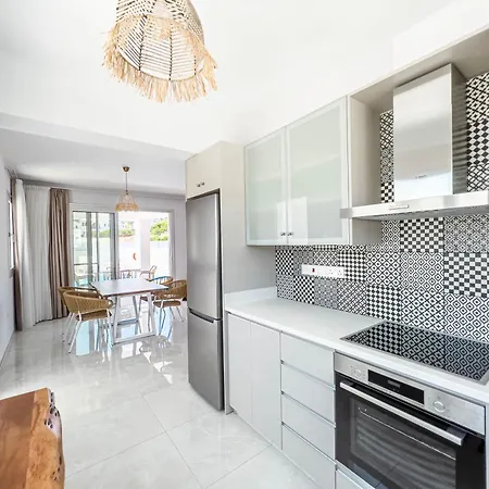 别墅 Geo Panoramic Konnos - Pool, Game Room, Gym