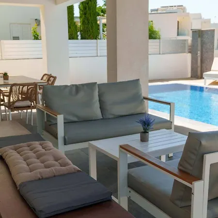 Geo Panoramic Konnos - Pool, Game Room, Gym *